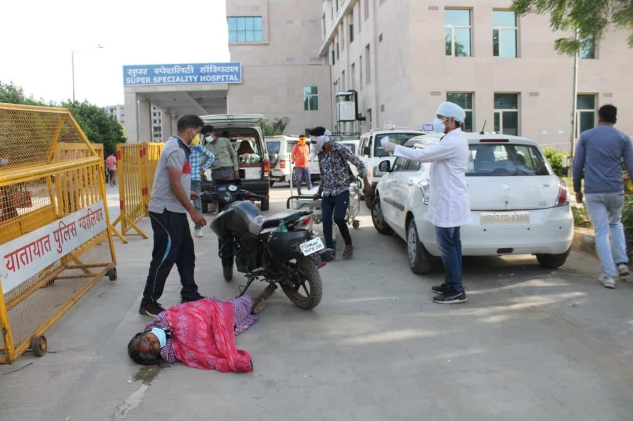 बेटा चिल्लाता रहा, डॉक्टर ने नहीं देखा, सुपर स्पेशलिटी अस्पताल के दरवाजे पर माँ ने तोड़ा दम