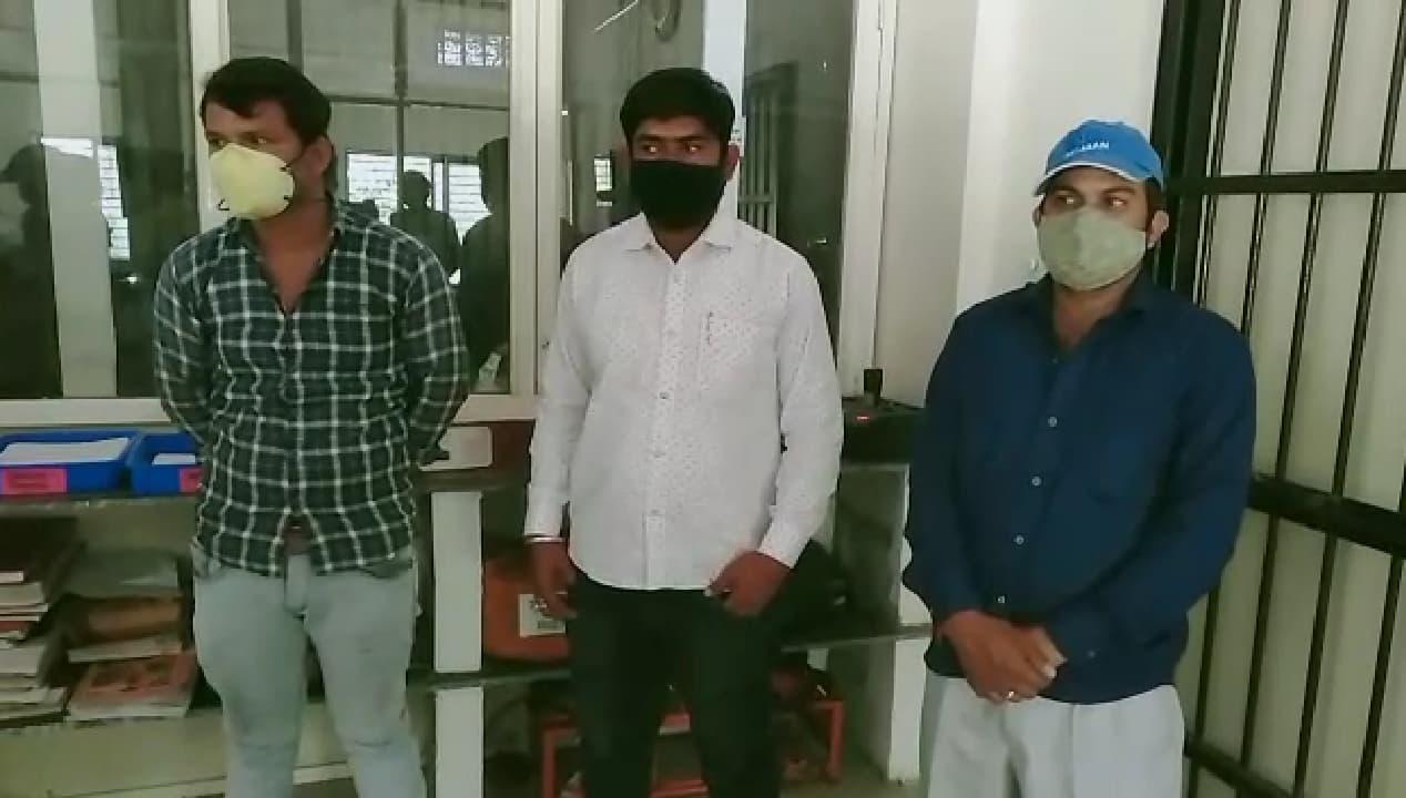 इंदौर से होशंगाबाद पहुंचाए जा रहे थे 22 लाख रूपए, 3 व्यक्तियों को पुलिस ने किया गिरफ्तार