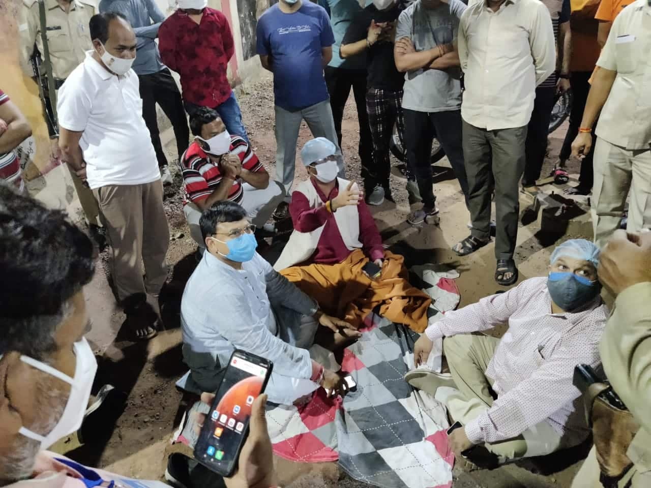 बीजेपी नेता का मंत्री के बंगले पर धरना, बोले- नौटंकी बंद कर इंजेक्शन दिलाओ