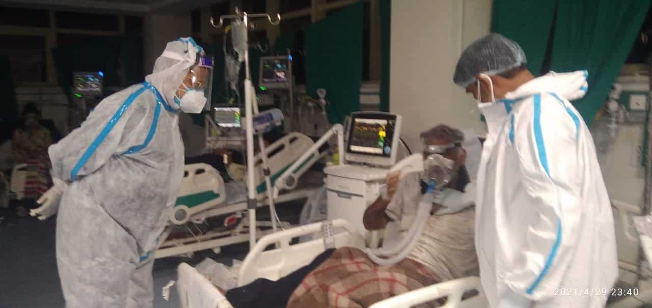 पीपीई किट पहनकर मरीजों को देखने पहुंचे कोरोना प्रभारी मंत्री हुए भावुक, करुण स्वर में कही ये बात
