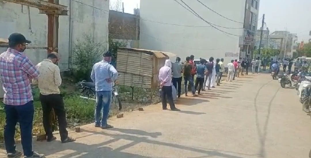 कोरोना की ऐसी मार, भर्ती, जांच और अंतिम संस्कार के लिए कतार