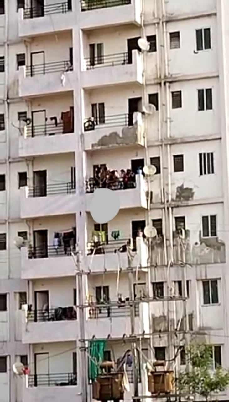 मां की मौत से दुखी युवती ने बालकनी से कूदकर जान दी, लोग बनाते रहे वीडियो