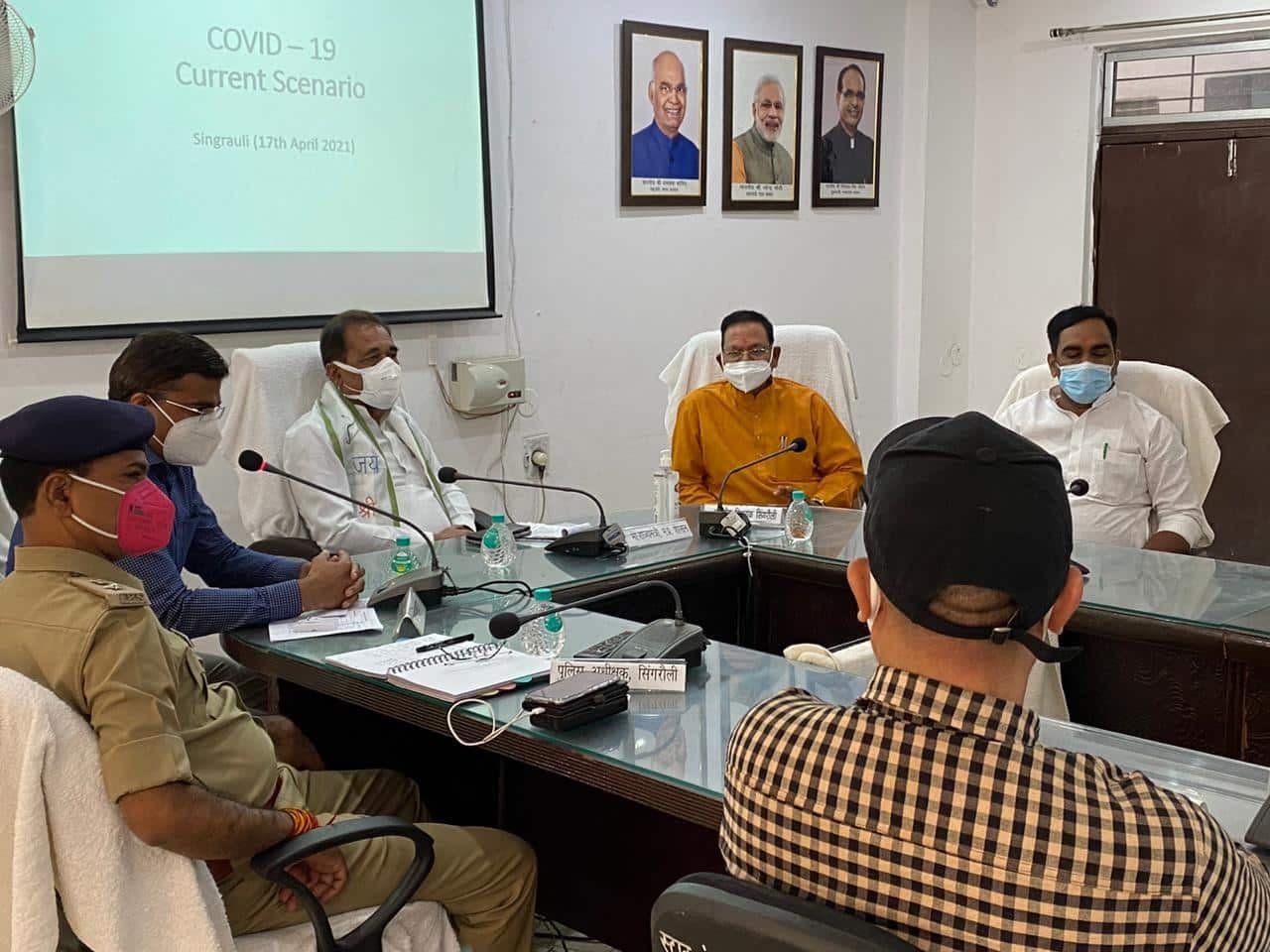 कोविड-19 को लेकर प्रभारी मंत्री ने ली अधिकारियों की बैठक, दिए आवश्यक दिशा निर्देश