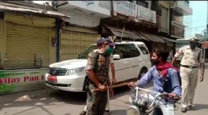 छतरपुर में कोरोना कर्फ्यू को लेकर प्रशासन सख्त, कलेक्टर और एसपी उतरे सड़कों पर