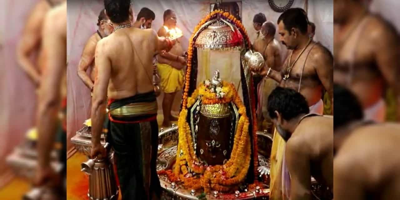 Rang Panchami पर महाकाल के दरबार में बिखरे रंग, टेसू के फूलों से बने रंग से खेली होली