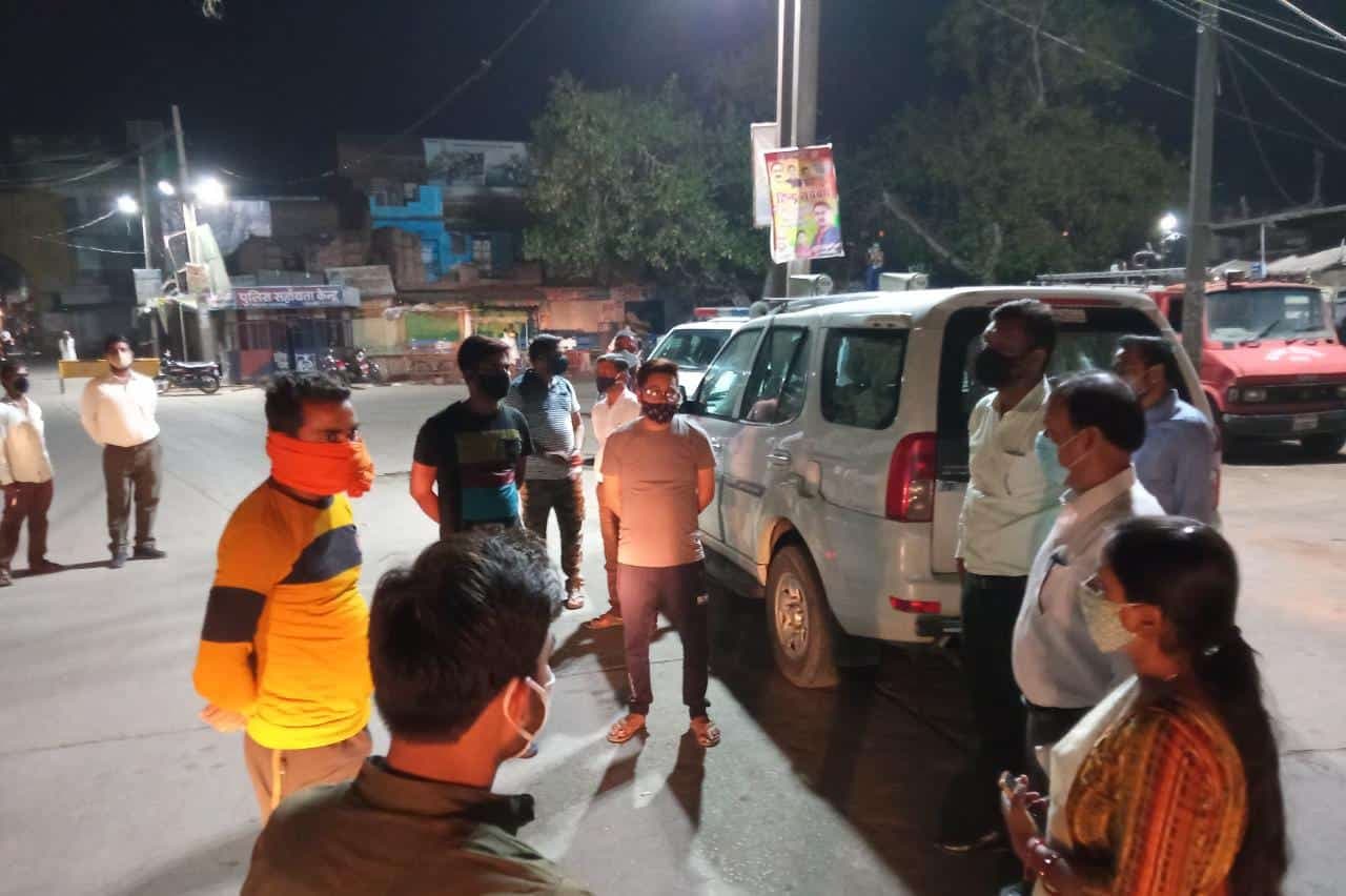 कोरोना कर्फ्यू में 24 घण्टे सेवा दे रहे एसडीएम, जनता का मिल रहा पूरा सहयोग