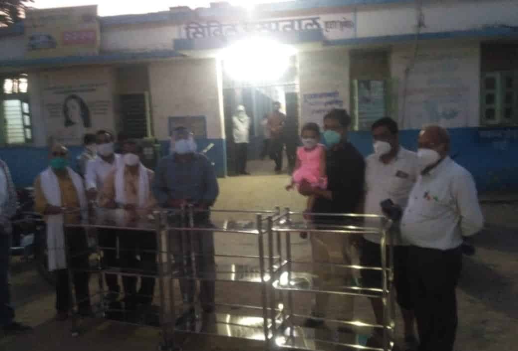 दमोह : शिक्षक की अनूठी पहल, बेटी के जन्मदिन पर अस्पताल में भेंट की मेडिकल ट्रॉलियां