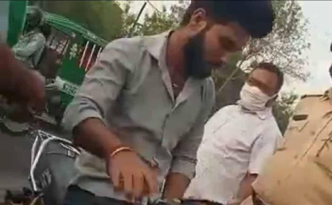 बिना मास्क निकले, टोकने पर करने लगे बहस, अधिकारी ने सिखाया सबक, वीडियो वायरल