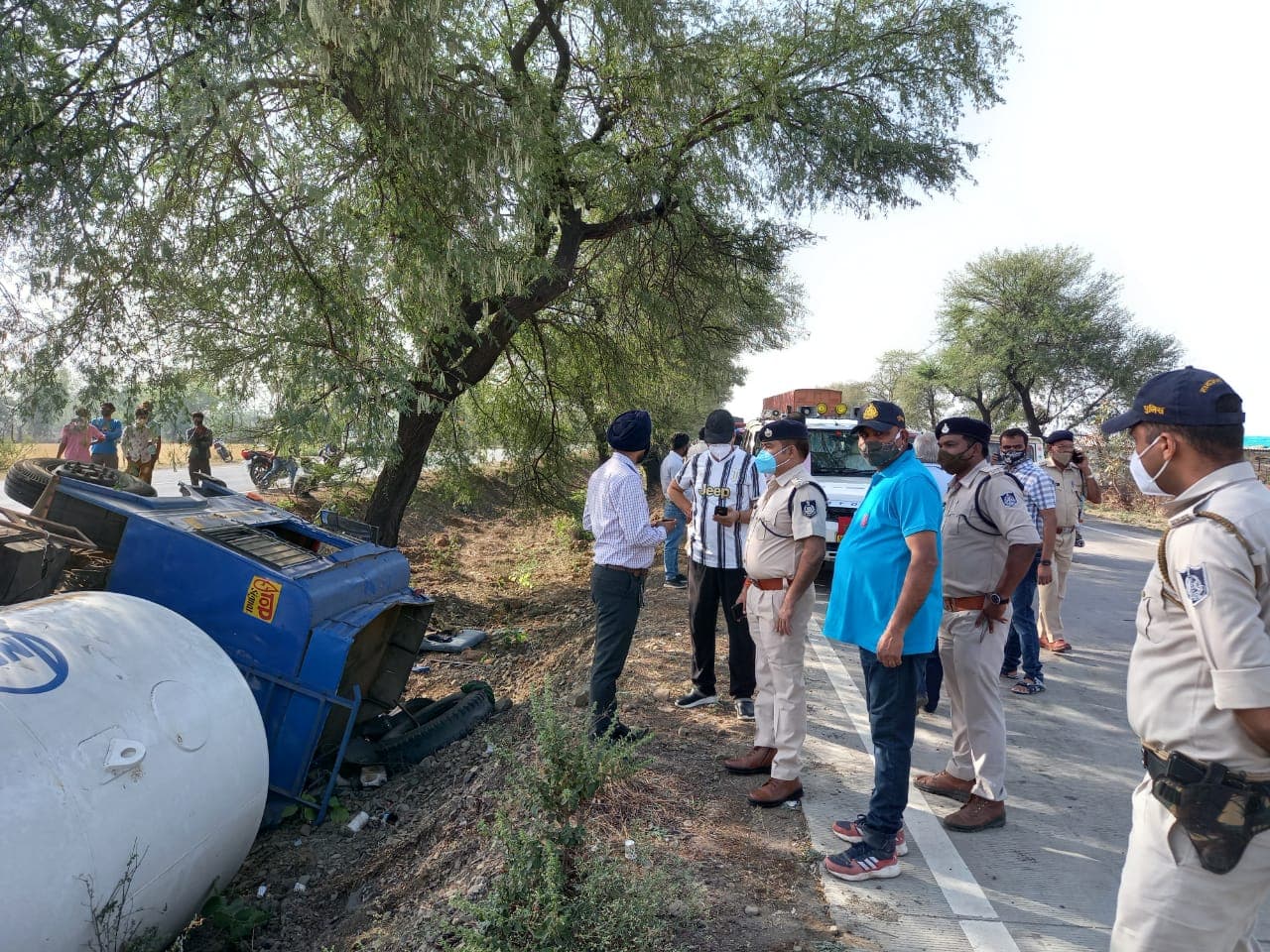 बड़ी खबर: ऑक्सीजन से भरा ट्रक अनियंत्रित होकर पलटा, मचा हड़कंप