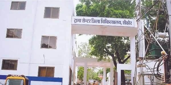 सीहोर में अस्पतालों में सभी बेड फुल, अस्पताल गेट पर लगाये पोस्टर, पुलिस बल तैनात