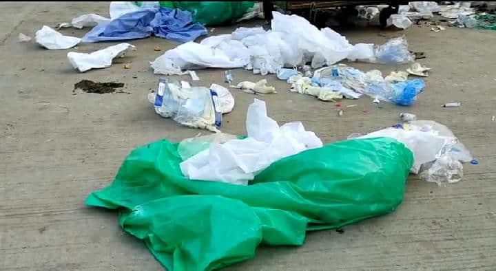 दतिया : अस्पताल प्रबंधन की बड़ी लापरवाही,  प्रसूता वार्ड के सामने इस्तेमाल पीपीई किट फेंकी