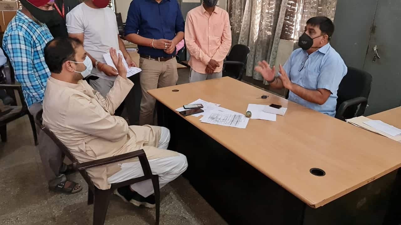 प्रमाणपत्र में मृत्यु का कारण कोरोना नहीं लिखे जाने पर भड़के विधायक, निगम अधिकारी को फटकारा