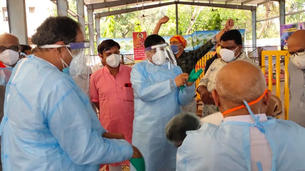 बैतूल पहुंचे प्रदेश के उच्च शिक्षा मंत्री डॉ. मोहन यादव, पीपीई किट पहनकर कोविड सेंटर का निरीक्षण