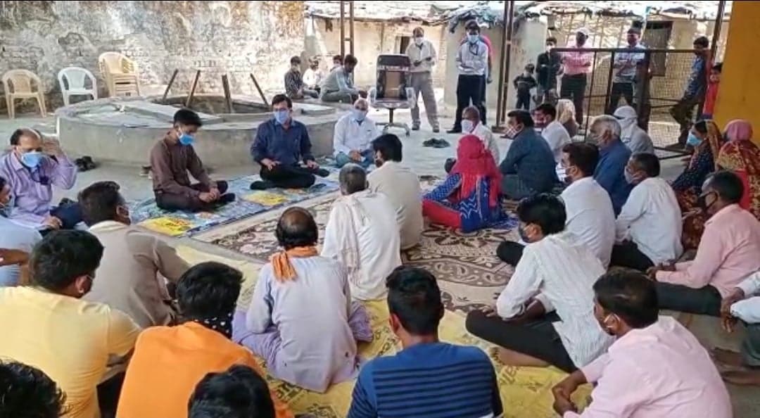 राजगढ़- कलेक्टर ने गांवों में जाकर वैक्सीनेशन को लेकर किया जागरूक