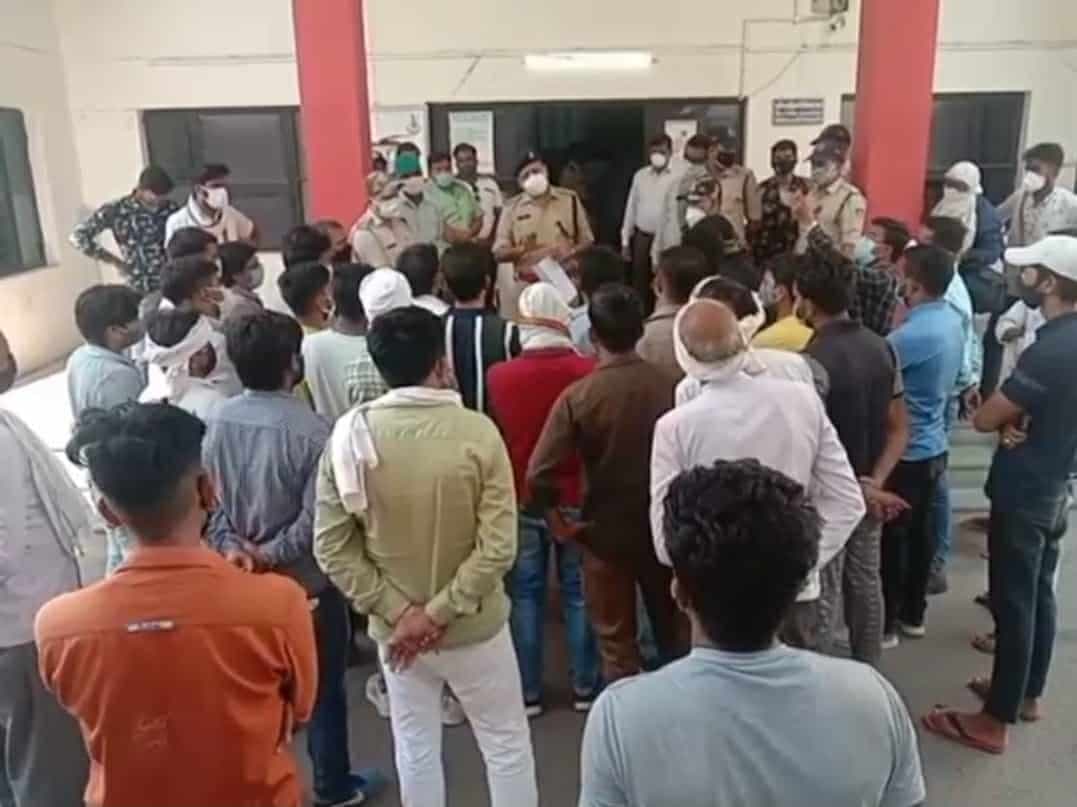 सरपंच के भाई की गोली मारकर हत्या, चाचा को जीप से बांधकर घसीटा, गांव में तनाव