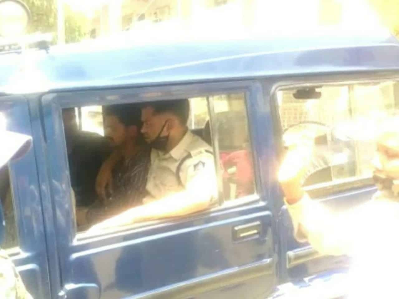 कोरोना टेस्ट के लिए जा रहा आरोपी भागा, जनता ने पकड़कर किया पुलिस के हवाले