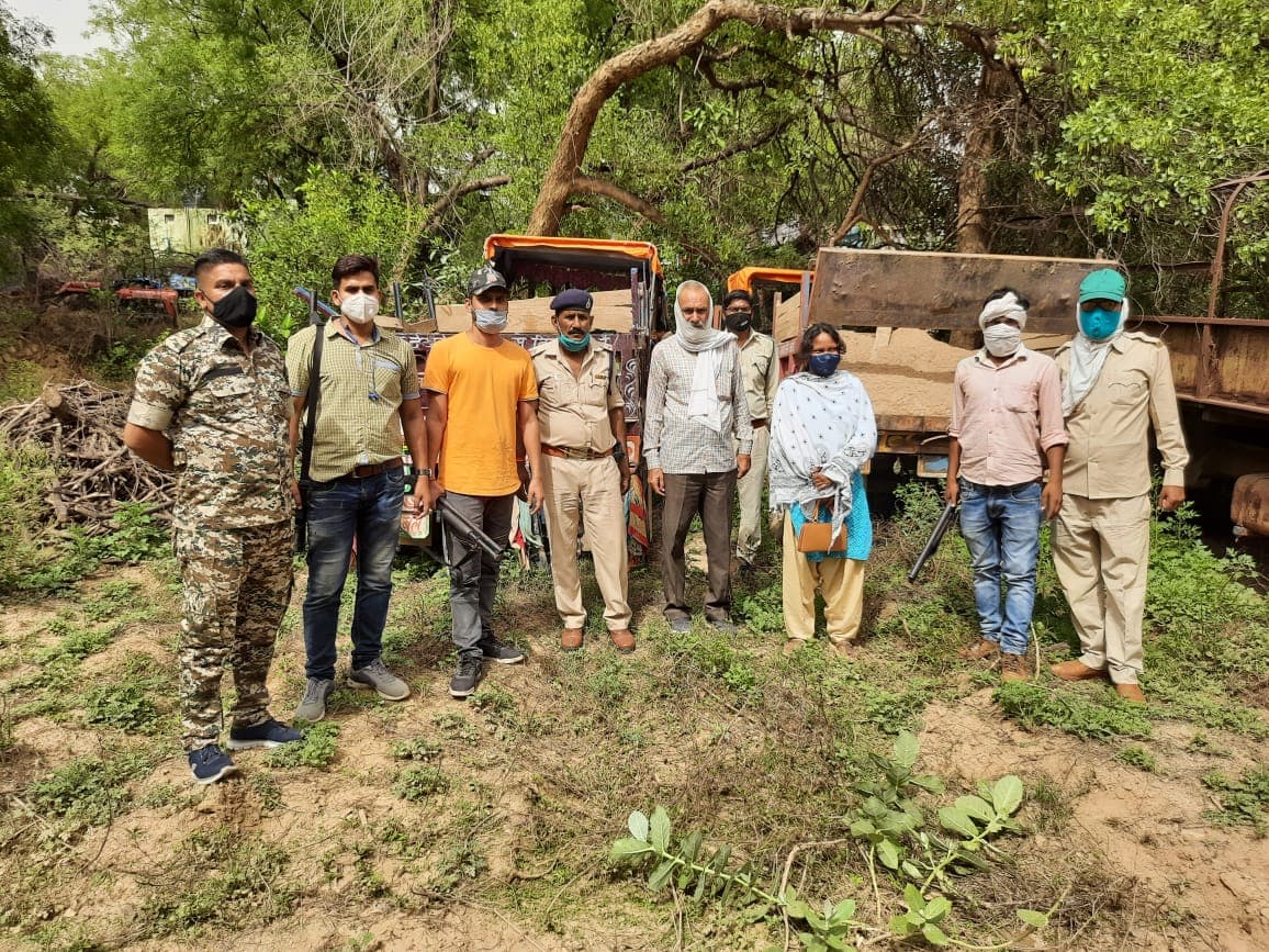 मुरैना में वन विभाग और पुलिस की संयुक्त कार्रवाई, 6 ट्रैक्टर-ट्रॉली जब्त