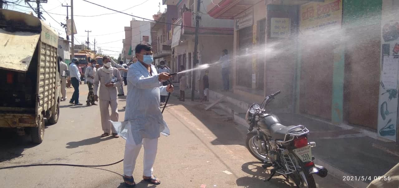 सड़क पर उतरे कोरोना प्रभारी मंत्री, अपने हाथों से किये गली, मोहल्ले, बाजार सेनेटाइज   