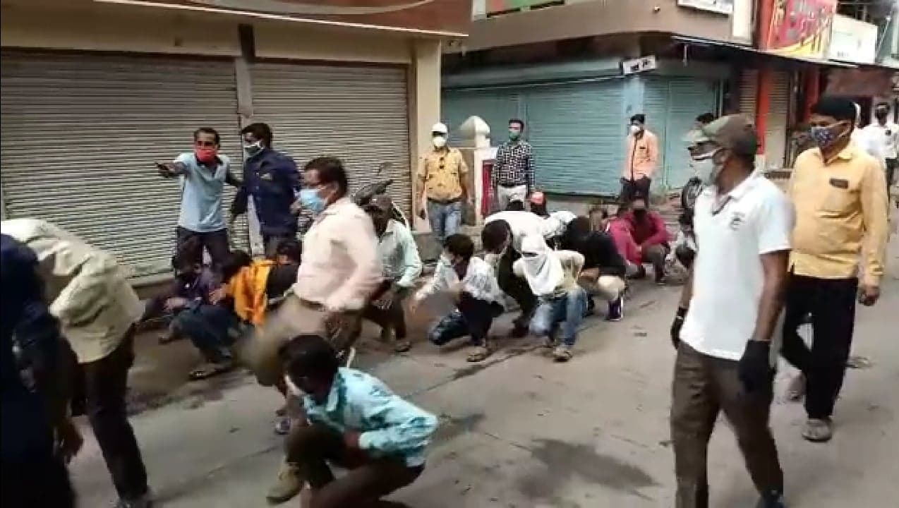 इंदौर में अफसरशाही, मेंढक बनाकर निकाली बेवजह घूमने वालो की बारात, अफसर ने मारी लात