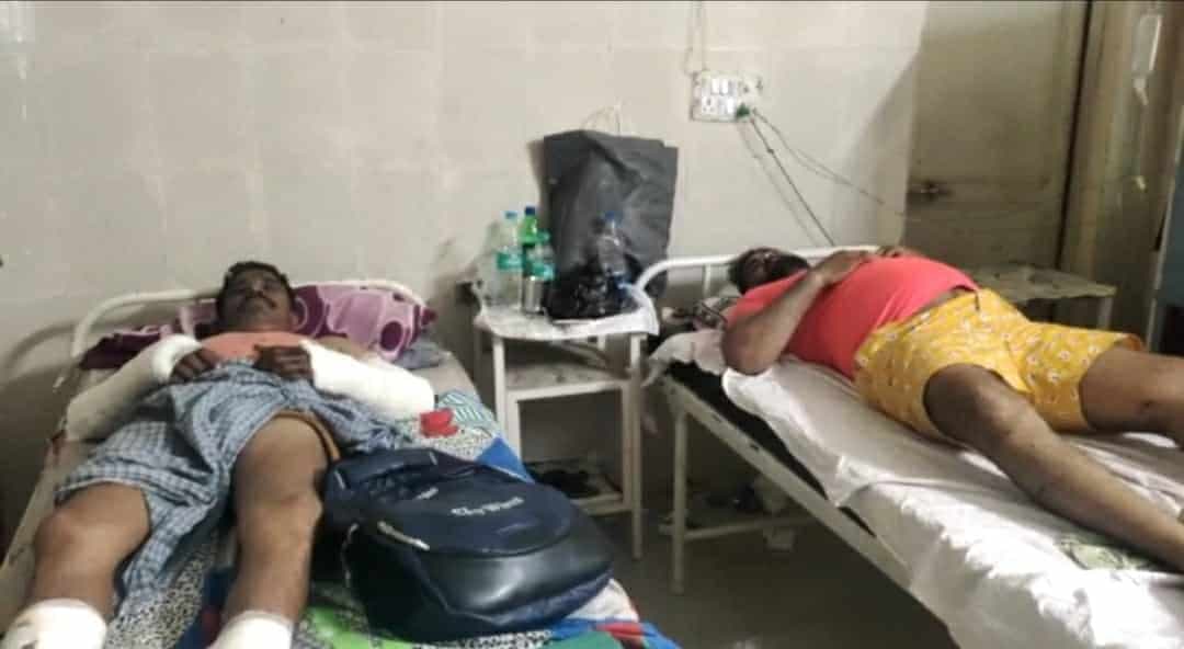 पिता के साथ घर लौट रहे युवक पर हमला, दोनों घायल, पुलिस पर आरोपियों को बचाने के आरोप