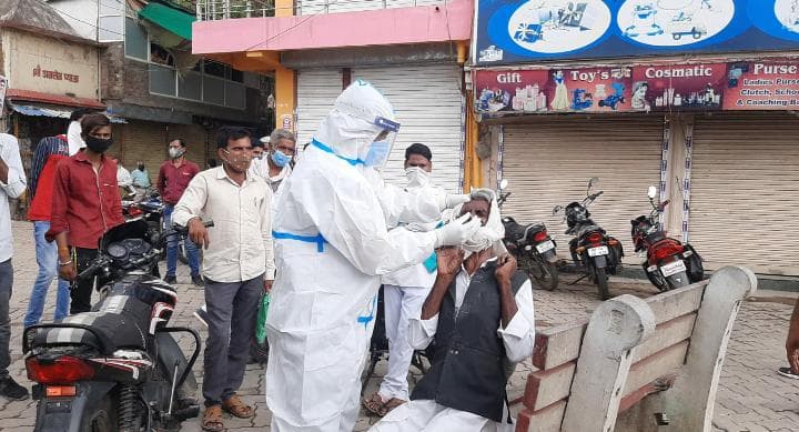राजगढ़ : कोरोना कर्फ्यू में बेवजह सड़कों पर घूम रहे लोगों के कोविड टेस्ट में जुटी पुलिस