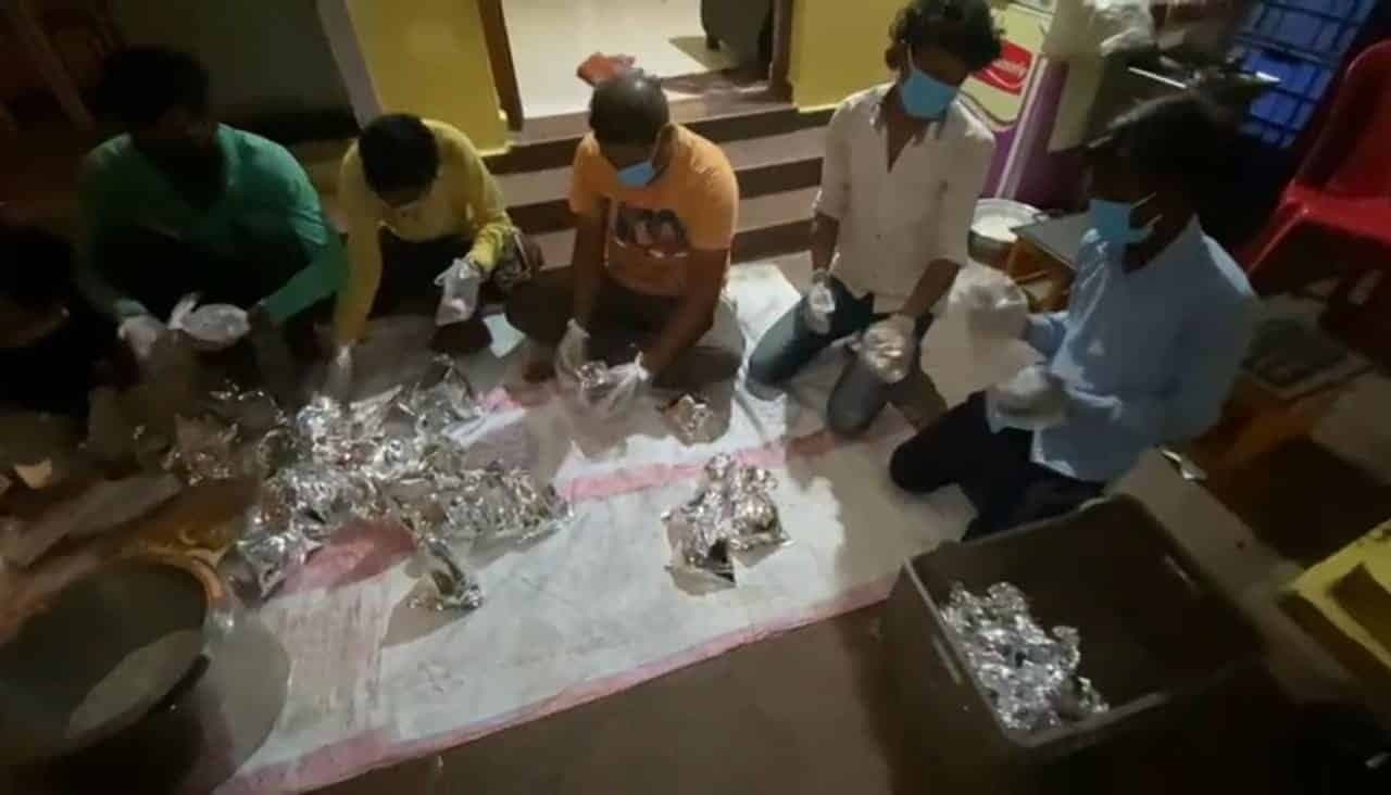 बैतूल: कोरोना कर्फ्यू में जरूरतमंदों को भोजन पहुंचा रहे युवा समाजसेवी