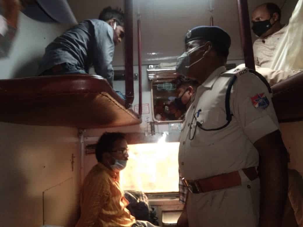 जबलपुर में 10 लाख नगद और डेढ़ लाख का चेक लेकर भाग रहे दो युवकों को पुलिस ने किया गिरफ्तार