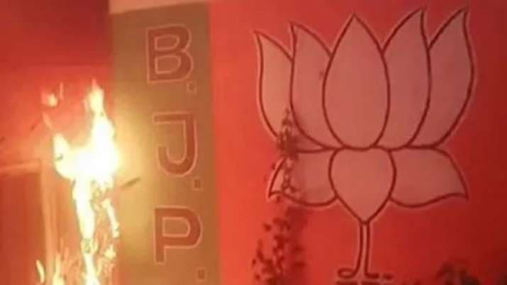 हिंसा की आग में जल रहा बंगाल, अब तक 11 की मौत, केंद्रीय गृह मंत्रालय ने मांगी रिपोर्ट