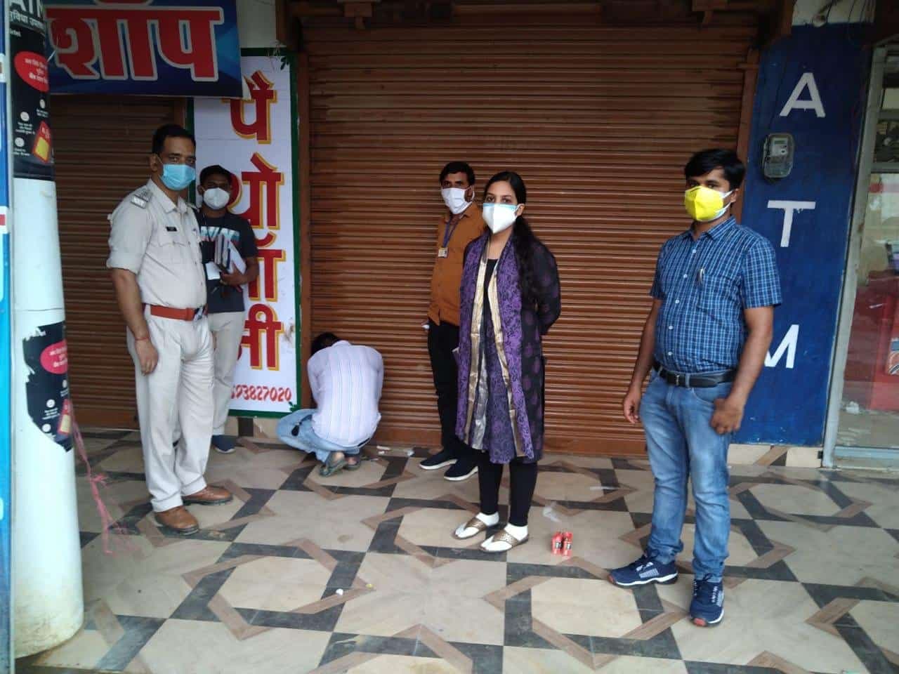 एक्शन मोड़ में कलेक्टर, SDM ने झोला छाप डॉक्टरों व अवैध मेडिकल स्टोर पर मारा छापा