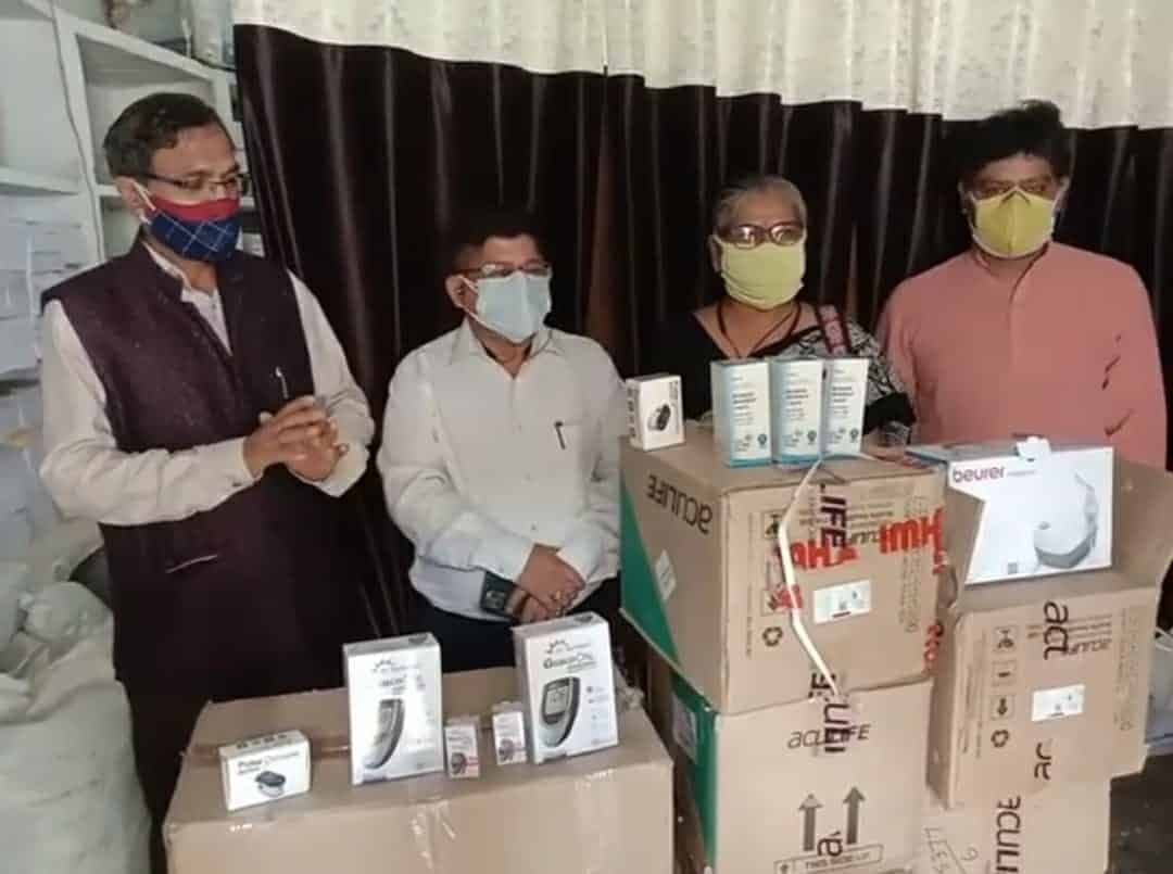 कोरोना में इंजीनियर्स ने बढ़ाये मदद के हाथ, प्रशासन को दिए एक लाख के मेडिकल उपकरण, दवा