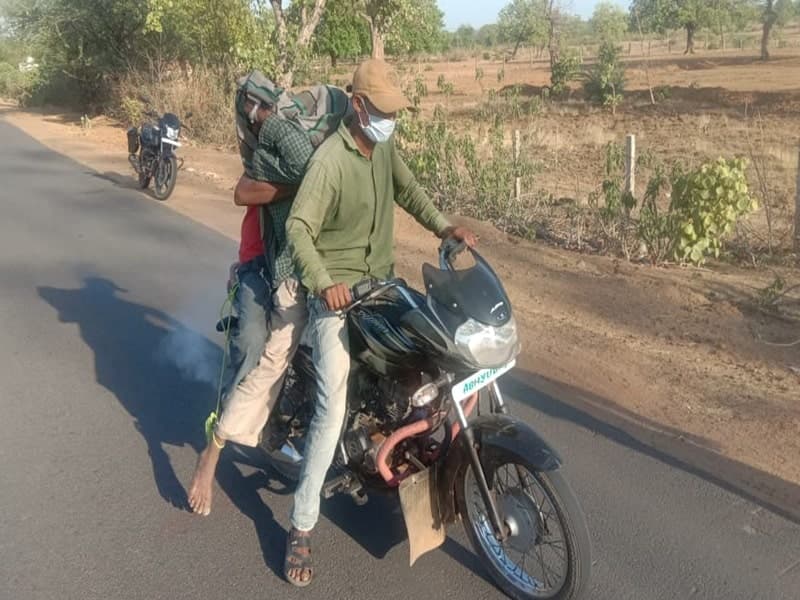 VIDEO VIRAL: ना डॉक्टर मिला और ना ही एंबुलेंस, मौत के बाद बाइक पर बांध ले गए शव