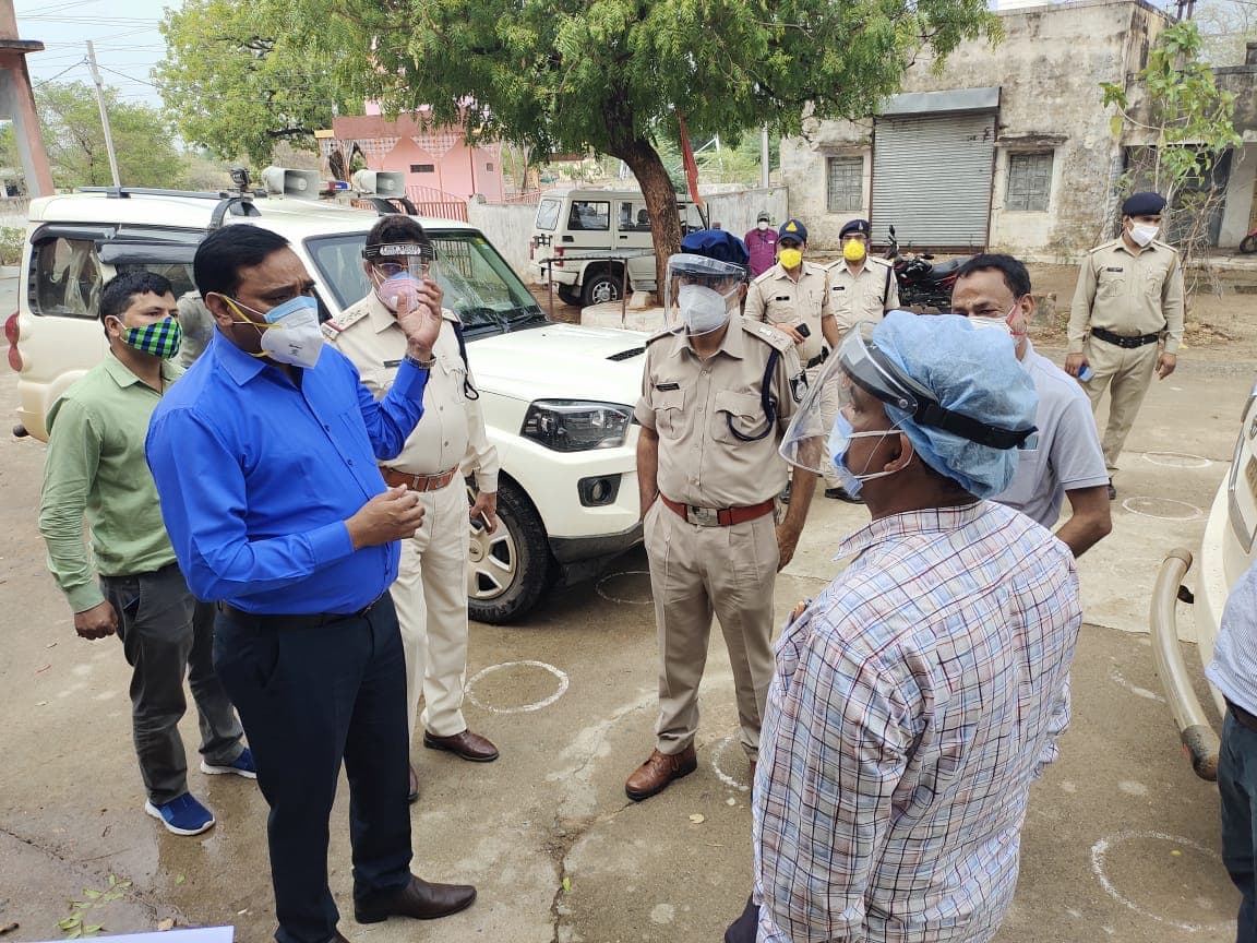शिवपुरी : प्रतिबंध के बाद भी शादी और मृत्युभोज के हो रहे थे आयोजन, पुलिस ने किया प्रकरण दर्ज