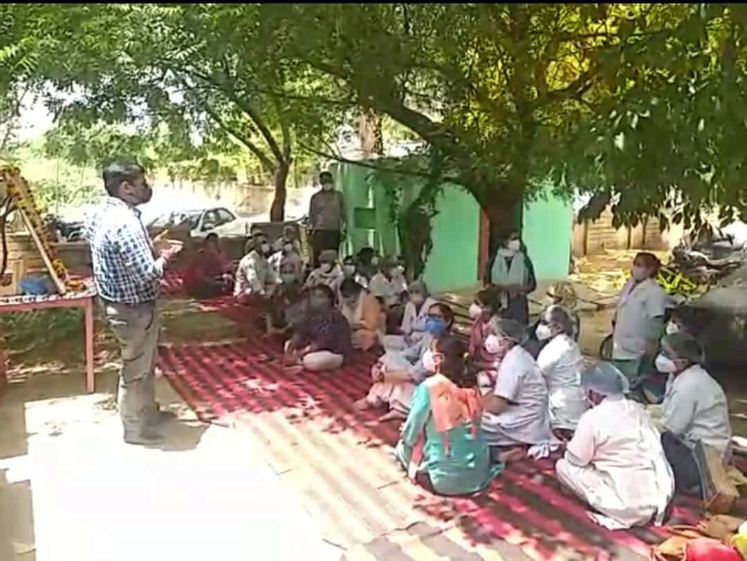नर्सेस डे पर नर्सों का धरना, अनिश्चितकालीन हड़ताल का दिया अल्टीमेटम