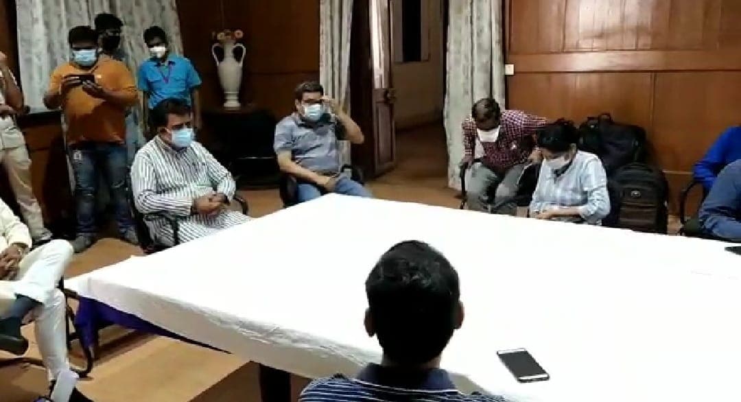 इंदौर: हड़ताली डॉक्टरों और प्रशासन के बीच समन्वय स्थापित कराने के प्रयास , प्रभारी मंत्री ले रहे बैठक