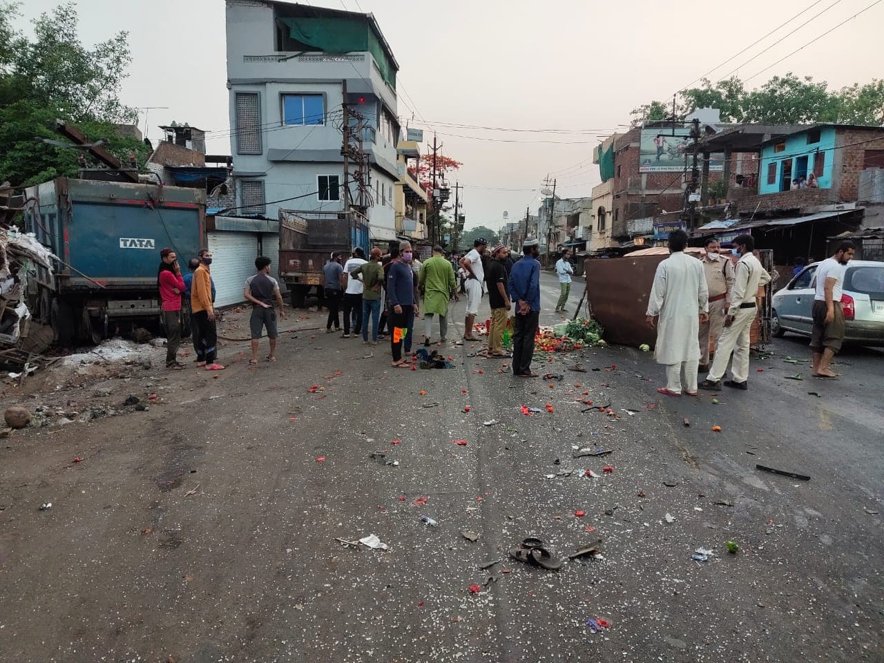 भोपाल : तेज रफ्तार डंपर ने पहले लोडिंग ऑटो को उड़ाया, फिर घर में जा घुसा, दो की मौत