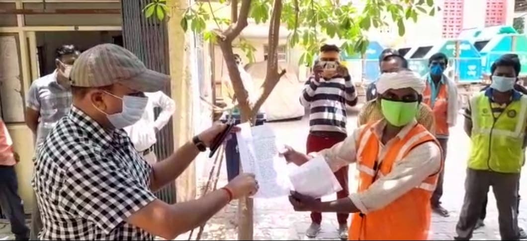 मुरैना : वेतन न मिलने से परेशान सफाई कर्मचारी, तहसीलदार को सौंपा ज्ञापन