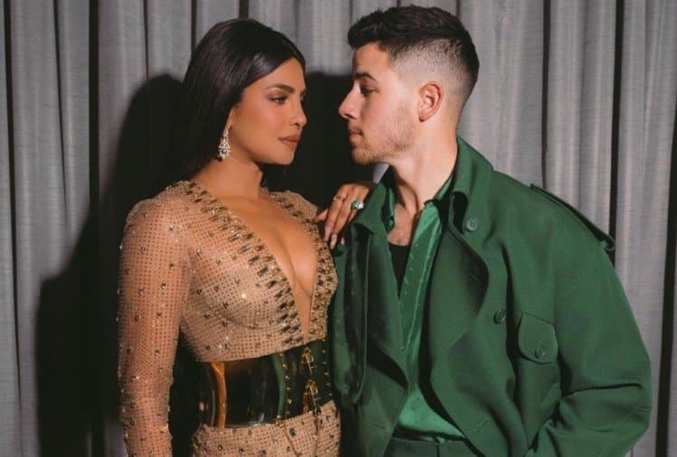 Billboard Music Awards 2021: शीयर गोल्ड गाउन में प्रियंका चोपड़ा का जलवा, निक जोनस के साथ कमाल की केमिस्ट्री