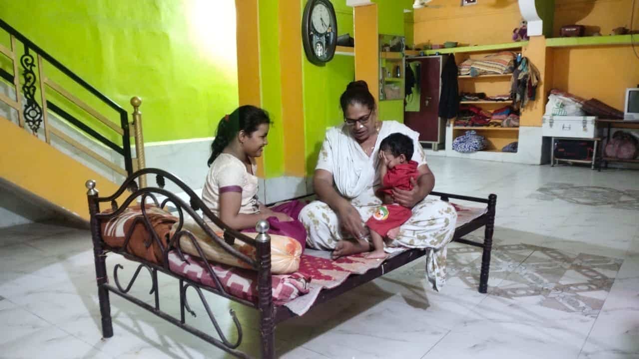 Mother’s Day: दो मासूमों को अपनो ने ठुकराया तो मां बन किन्नर ने अपनाया, पढ़े बैतूल की गुरु शोभा की कहानी