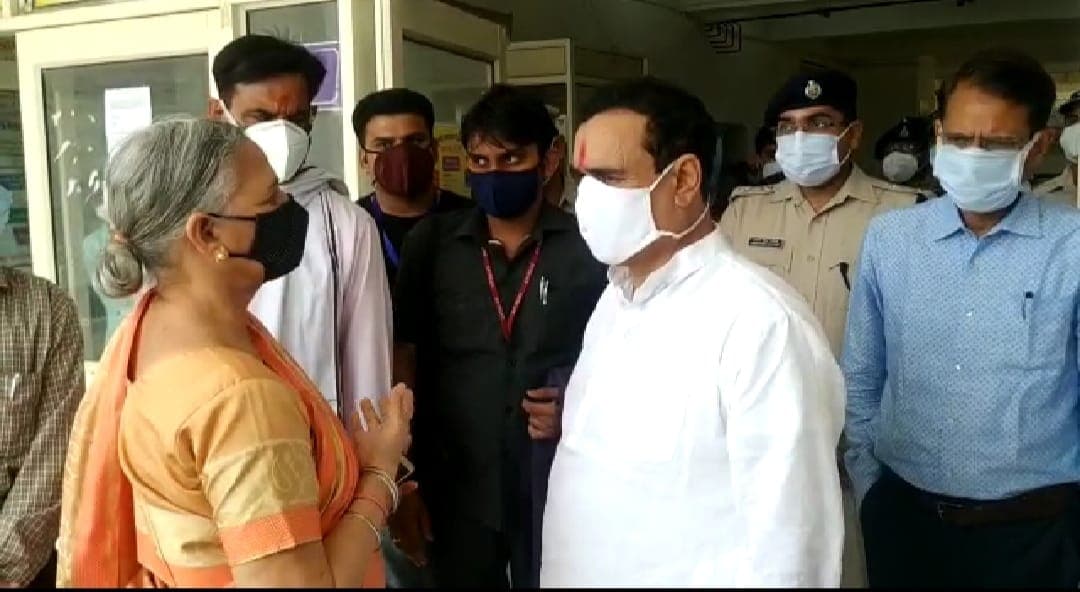 कोरोना संक्रमण स्थिति का जायजा लेने अपने विधानसभा क्षेत्र दतिया पहुंचे गृह मंत्री डॉ नरोत्तम मिश्रा