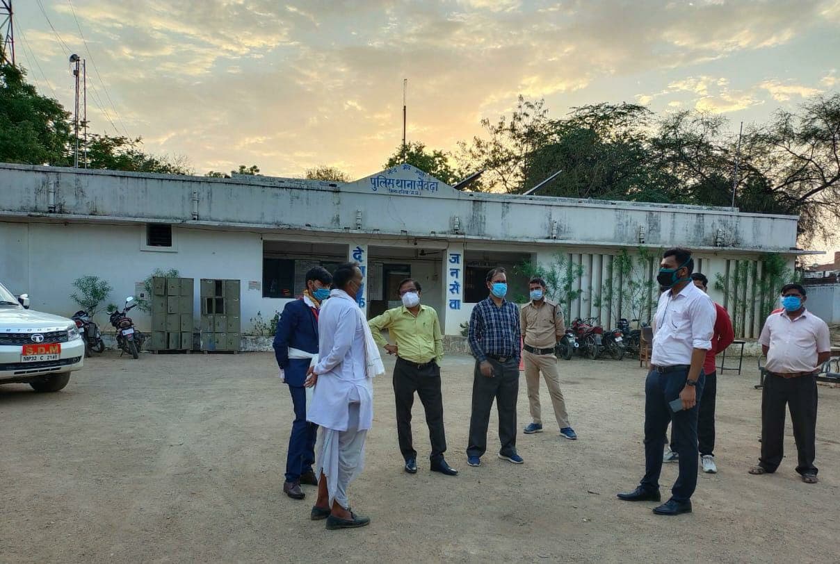 कर्फ्यू में जा रही थी बारात, पुलिस ने पकड़कर थाने में बिठाया, चालान काटा