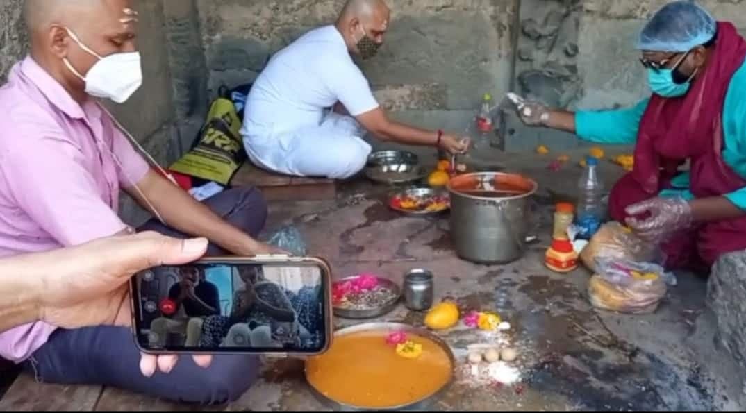 कोरोना काल में ऑनलाइन हो रहे कर्मकांड और पिंडदान, वीडियो कॉलिंग से पूजा करवा रहे पंडित