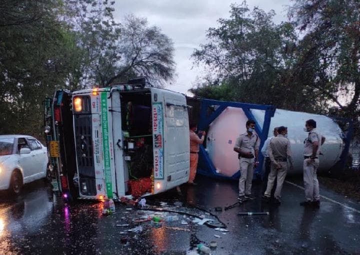 भोपाल आ रहा ऑक्सीजन से भरा टैंकर सागर में पलटा, बड़ा हादसा टला