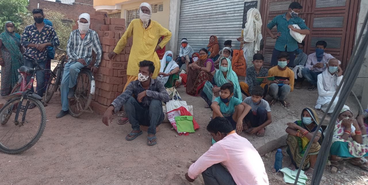 डबरा- न दो गज दूरी, न मास्क है जरूरी, प्रशासन की लापरवाही के आगे फीका पड़ रहा कोरोना का खौफ