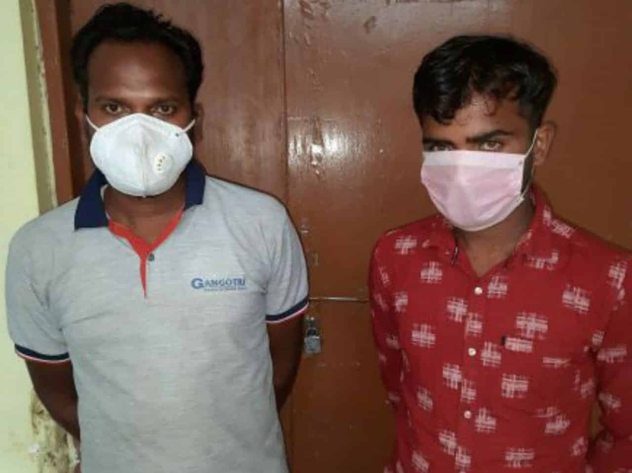 व्हाट्स एप ग्रुप बनाकर 800 रुपये में बुक कर रहे थे वैक्सीनेशन स्लॉट, गिरफ्तार