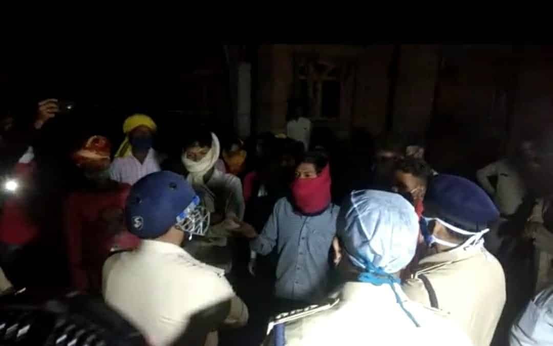 शादी में जुटी भीड़ हटाने गई पुलिस पर ग्रामीणों ने किया हमला, टीआई घायल