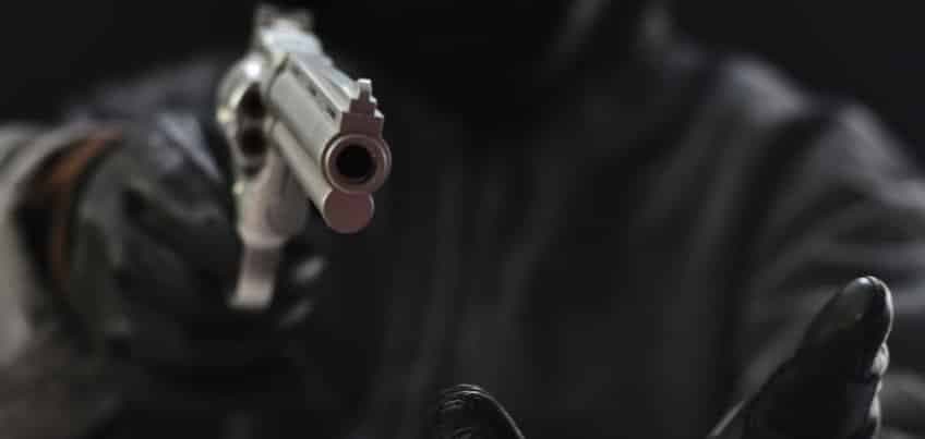 गुना डकैती : डेढ़ साल की बेटी के सर पर ताना कट्टा और उड़ा ले गए 40 तोला सोना सहित 2 लाख