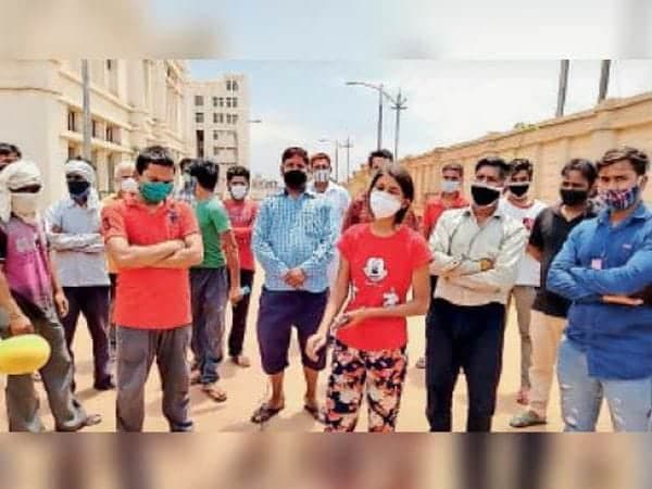 शिवपुरी: रात 8:30 बजे भर्ती पिता से मिली बेटी, मेडिकल कॉलेज ने थमाया रात 8:05 का डेथ सर्टिफिकेट