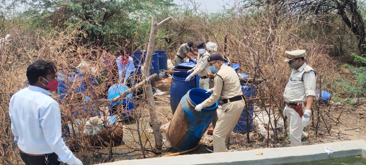 दतिया : आबकारी पुलिस की कार्रवाई, बड़ी मात्रा में अवैध शराब बनाने की सामग्री जब्त