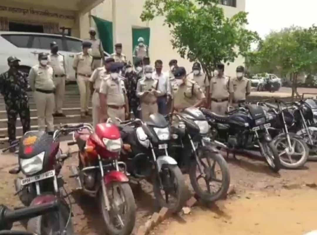 कोरोना कर्फ्यू में बाइक चुराने वाला गिरोह पुलिस गिरफ्त में, तीन आरोपियों से 20 गाड़ी बरामद