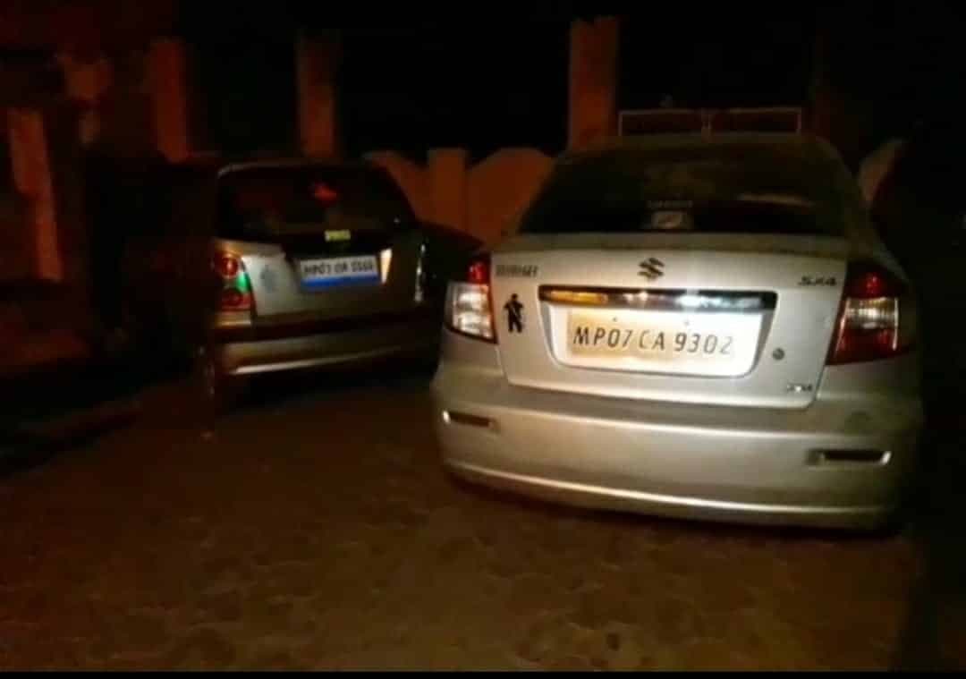 कोरोना कर्फ्यू में कार के अंदर रखकर बेच रहे थे शराब, दो भाई गिरफ्तार